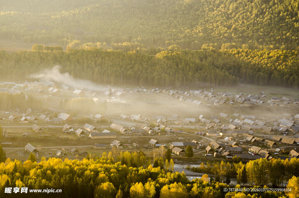 晨雾中的山谷村庄美景