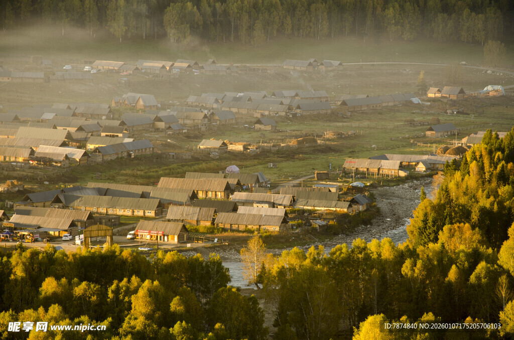 晨雾中的静谧村庄