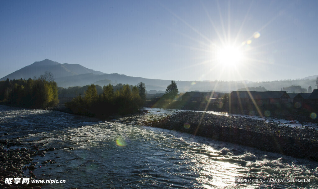 阳光照耀下的山间河流