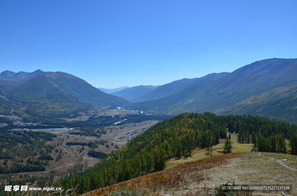 山间美景 远眺葱郁山峦