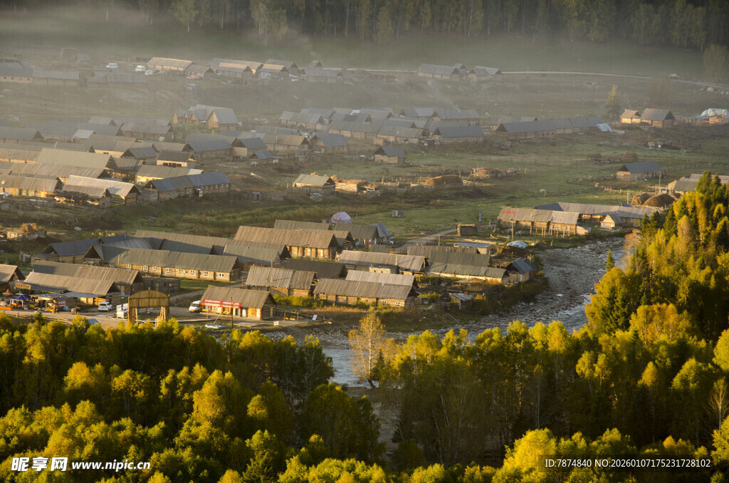 山村晨景 绿意环绕的村落