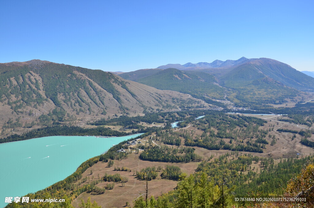 蓝绿色湖泊与山峦美景
