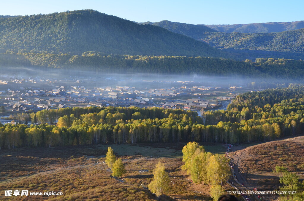 秋日山间小镇美丽风光