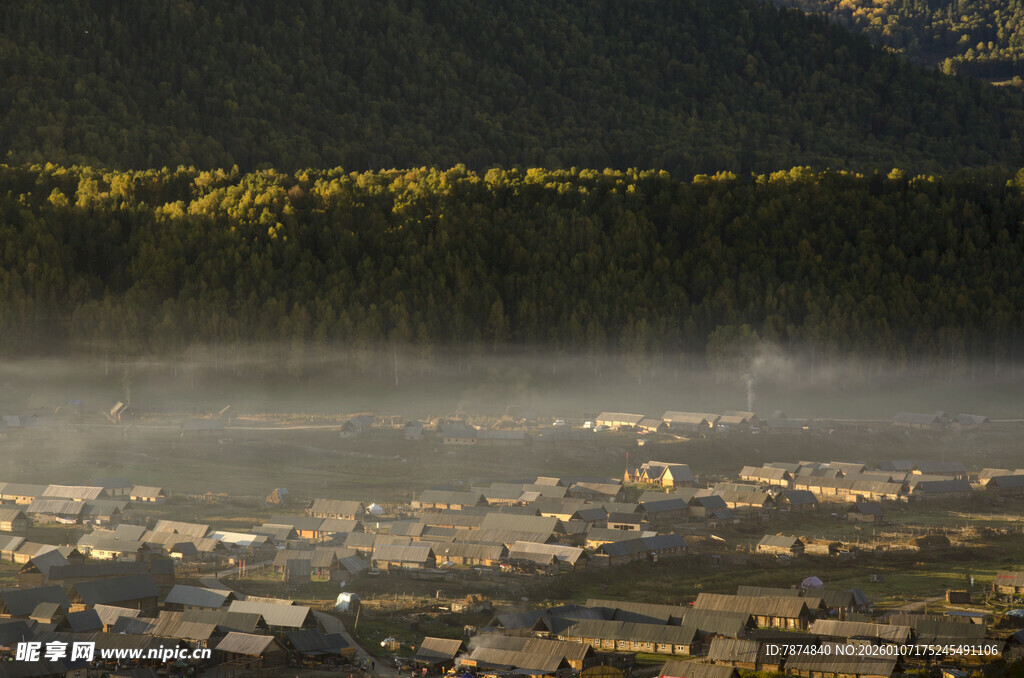 山间雾霭中的静谧小镇