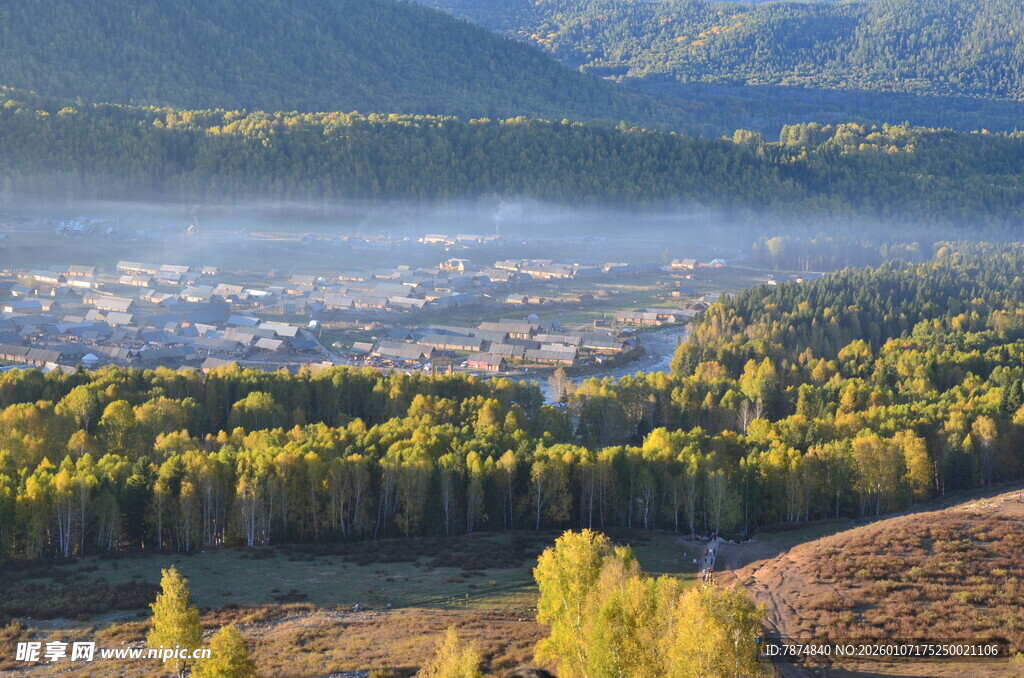 秋日山林间的静谧村庄