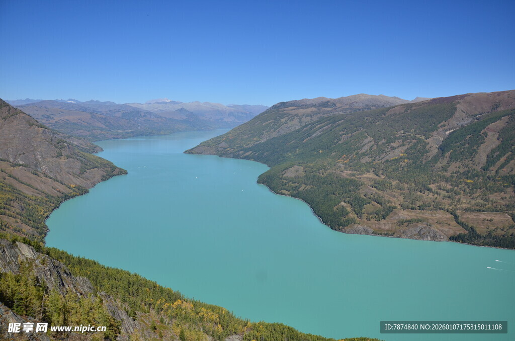 壮丽湖景与连绵山峦