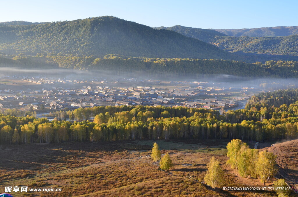 秋日山间城镇田园美景