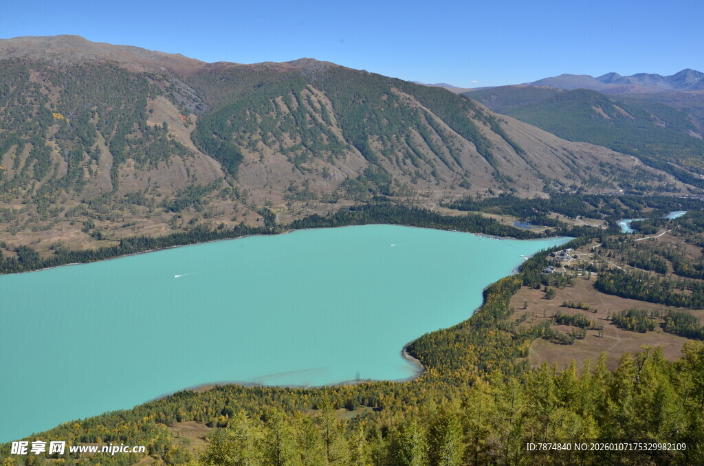 高山环绕的碧蓝色湖泊