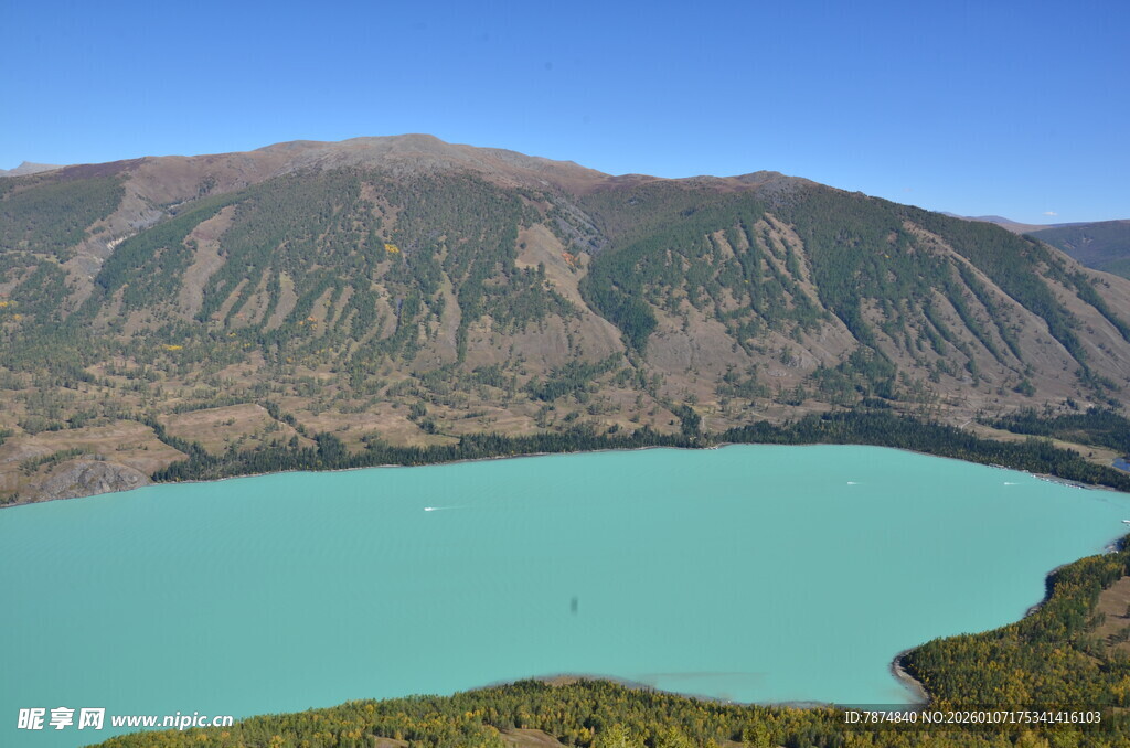 高山环绕的碧蓝色湖泊