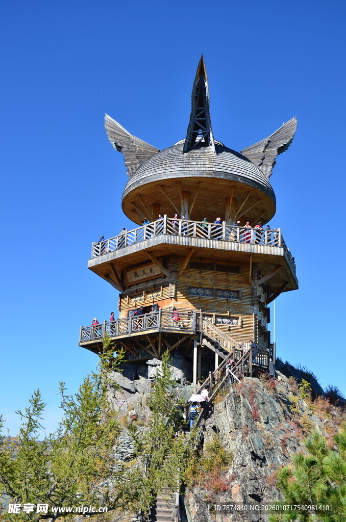 古朴塔楼矗立蓝天之下