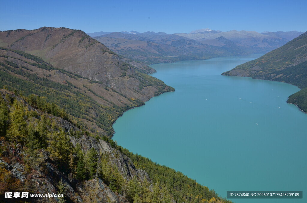 高山环绕的碧蓝色湖泊