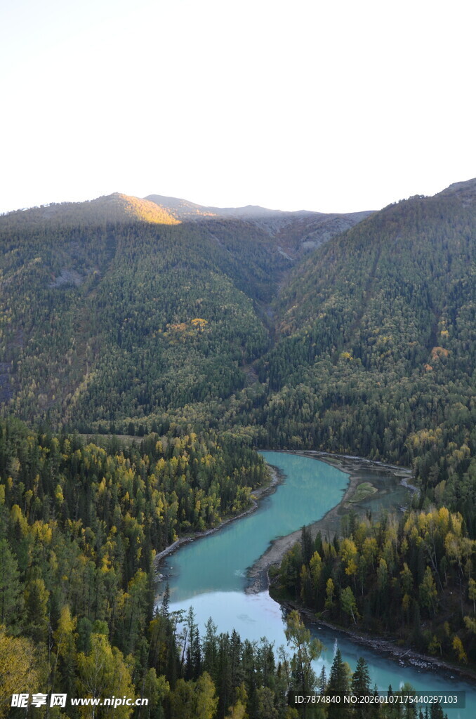 山间蜿蜒的碧绿河流