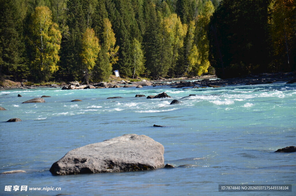 山间蓝河中的孤立巨石