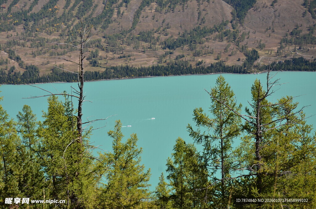 山林间的蓝绿色湖泊美景