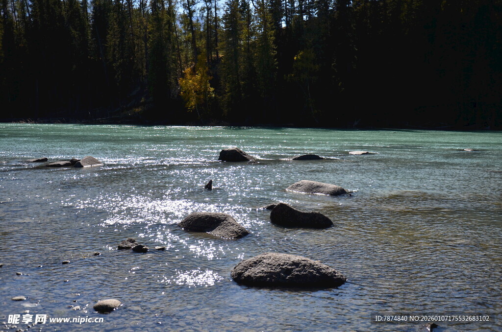清澈溪流中的圆润石头