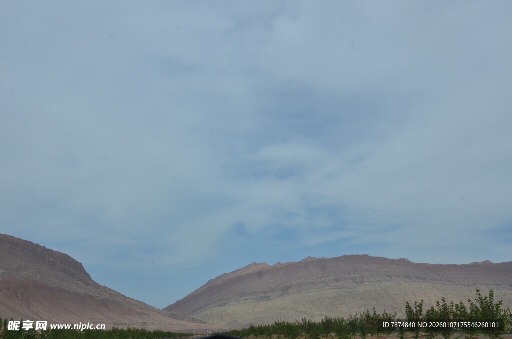 远山蓝天间的自然景致