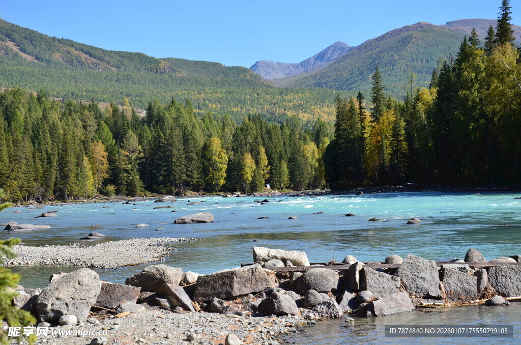 山间蓝湖畔的自然美景
