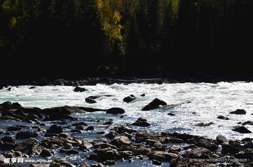湍急河流中的嶙峋怪石
