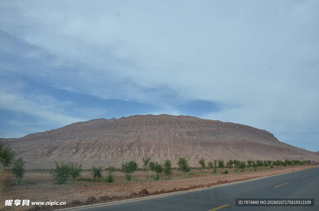 公路旁的沙漠山丘景观