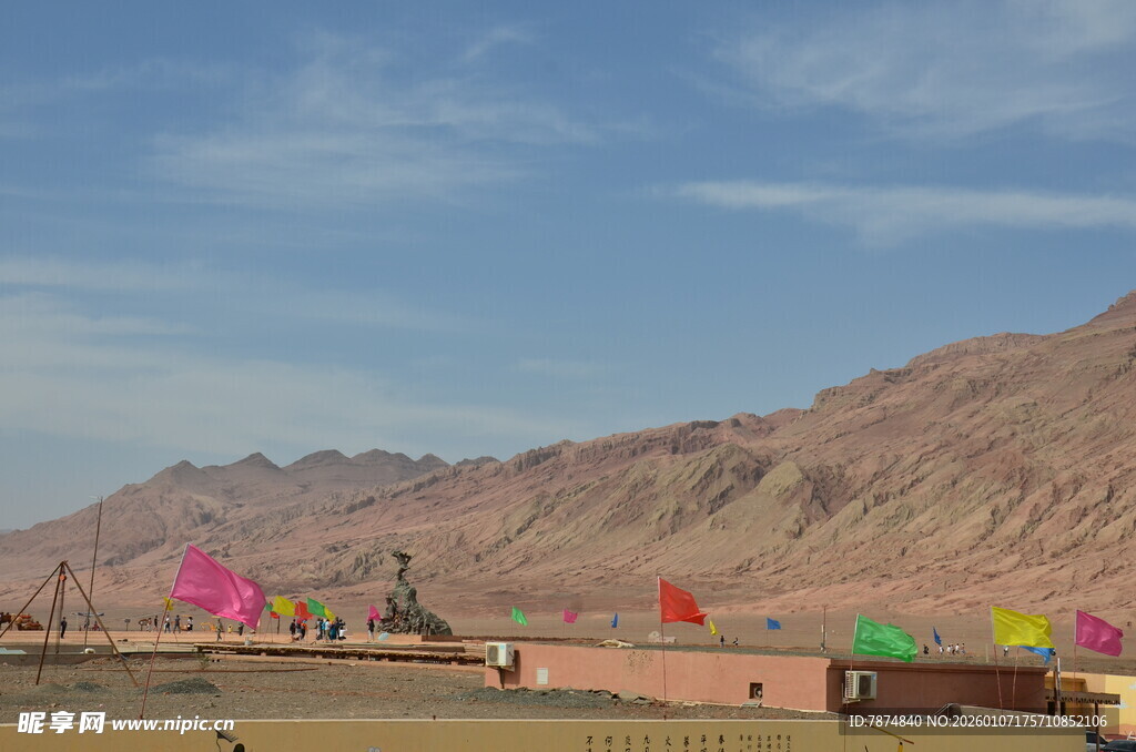 沙漠旁多彩风车景观