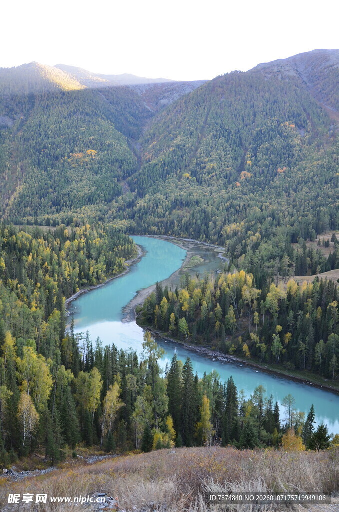 山间蜿蜒的碧绿河流景观