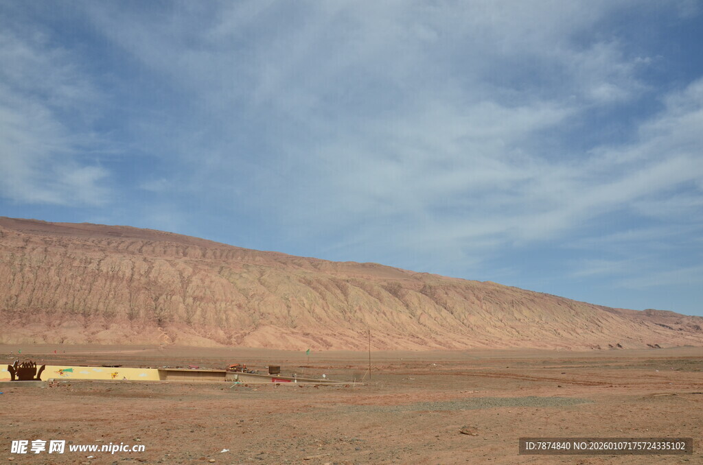 沙漠中的低矮建筑与蓝天