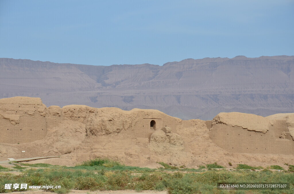 沙漠中的古老土筑遗迹