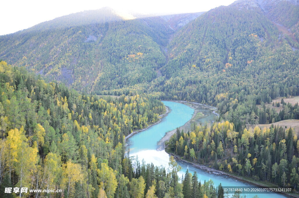 山间蜿蜒的蓝色河流美景