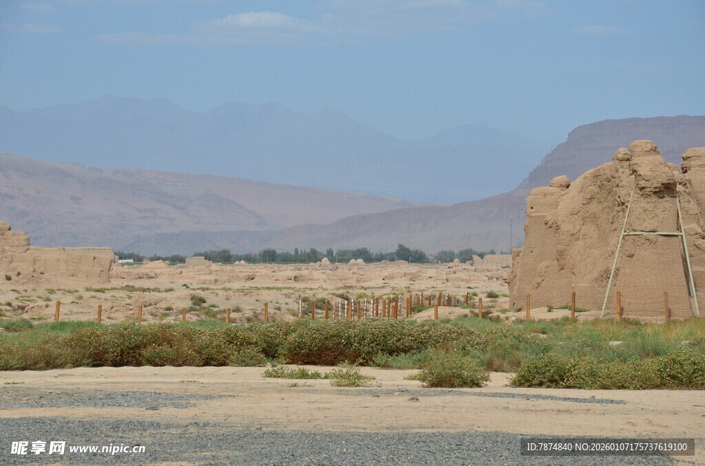 沙漠中的古老遗迹景观