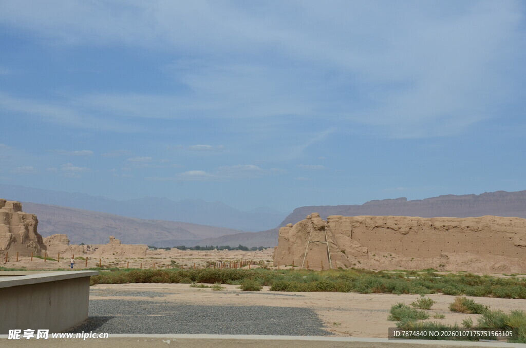 沙漠风光中的开阔景致