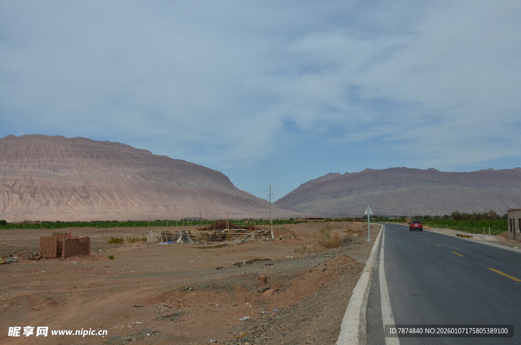 荒漠公路延伸向远方