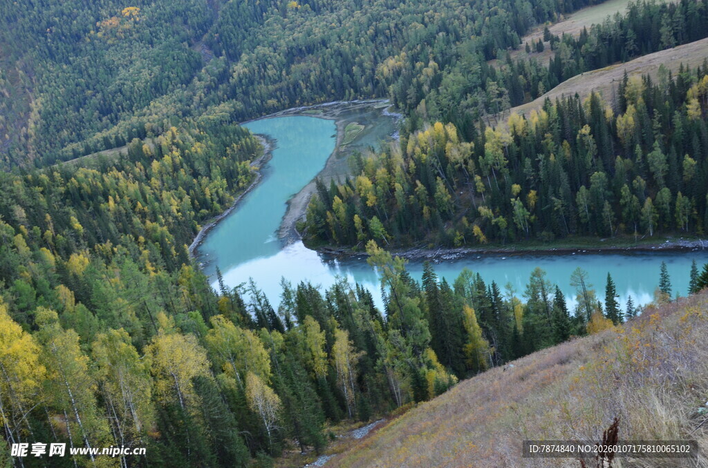 山间蜿蜒的碧绿河流