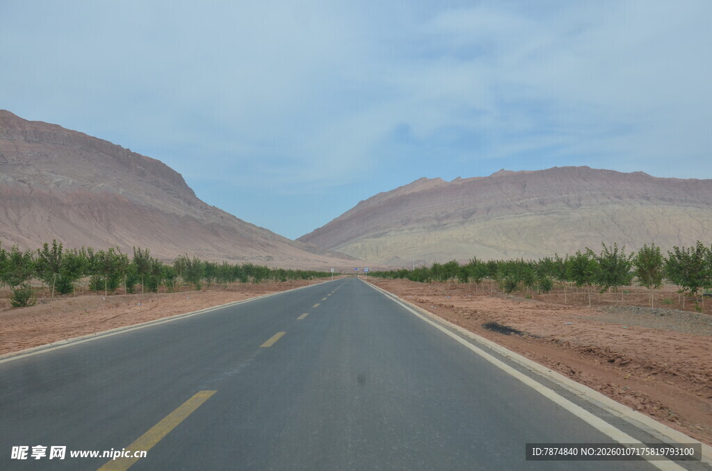 荒漠中的笔直公路景观
