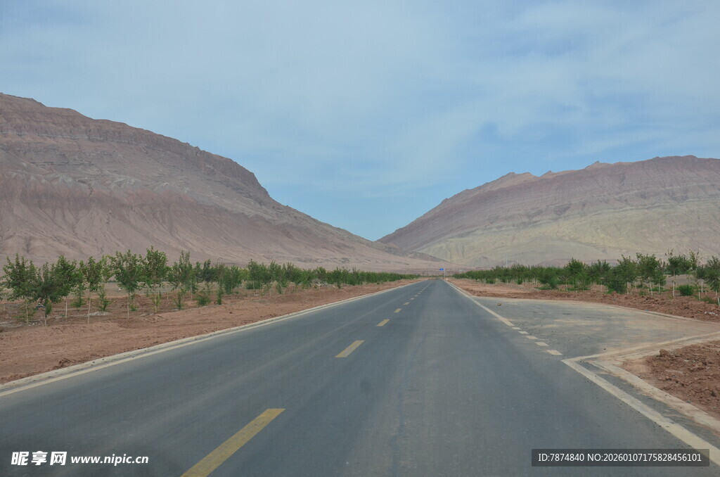 宽阔公路延伸至远山