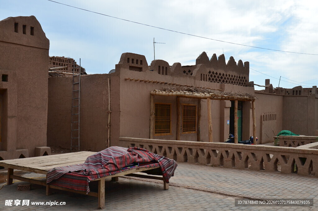沙漠旁的古朴民居场景
