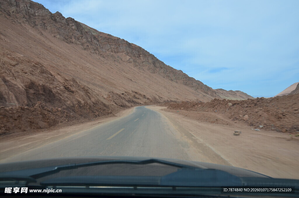 沙漠公路驾驶视角
