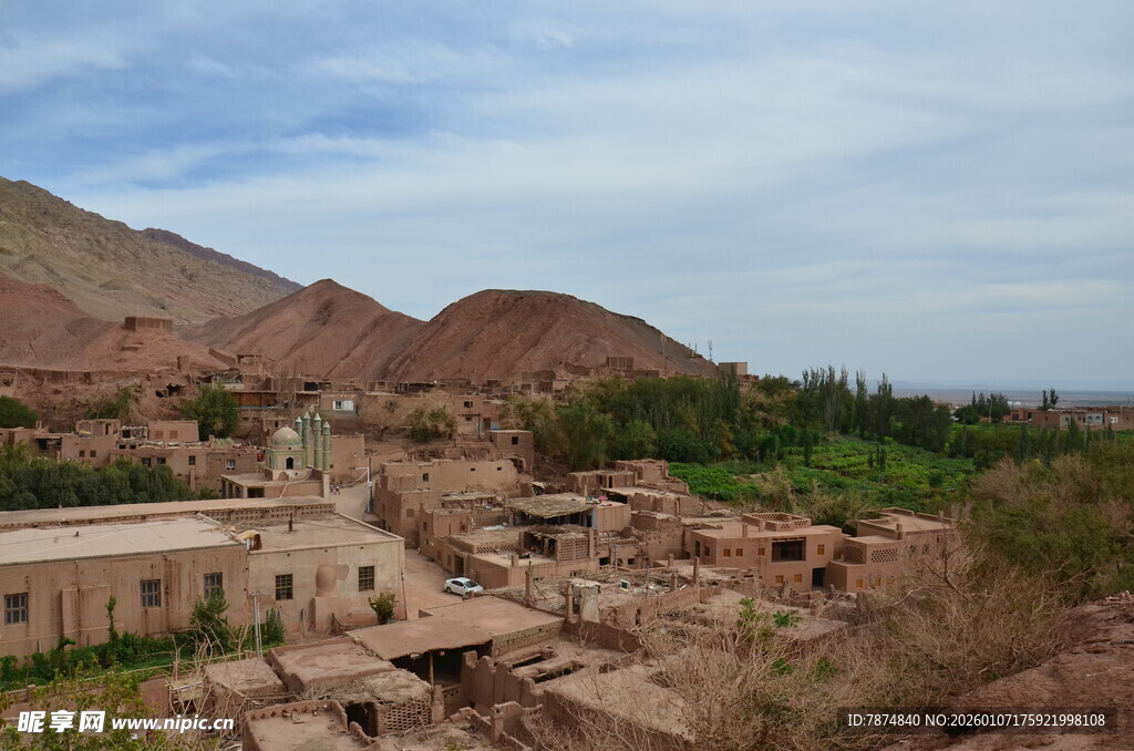 古老村落坐落在群山脚下