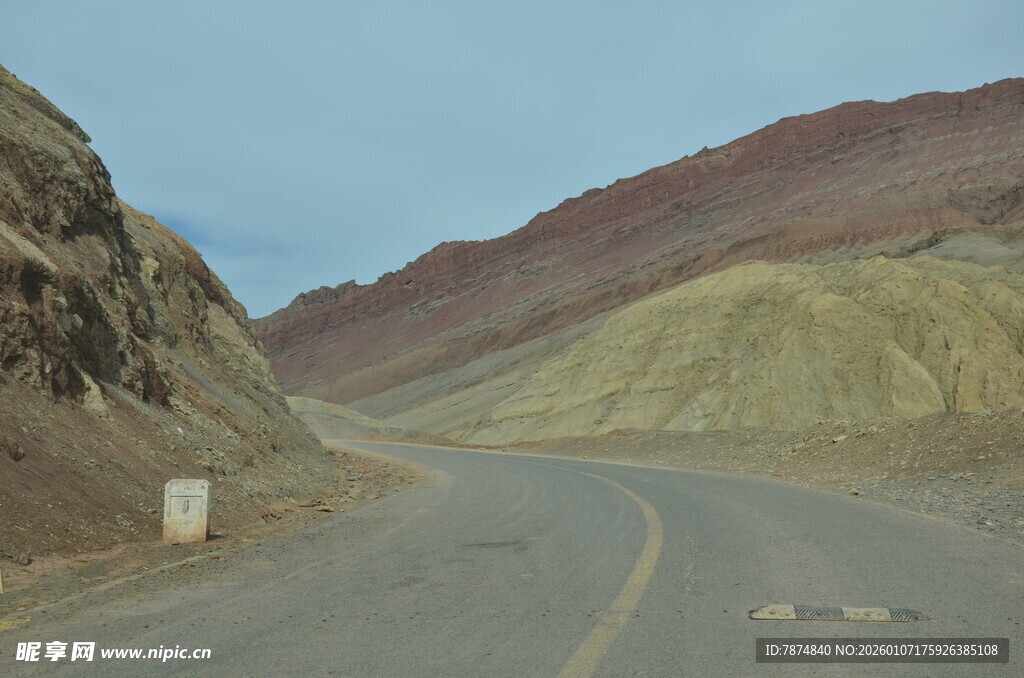 蜿蜒山间公路风景