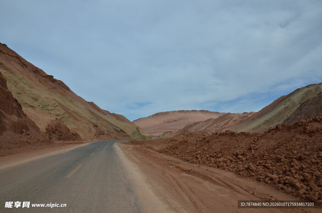 荒漠中的蜿蜒公路