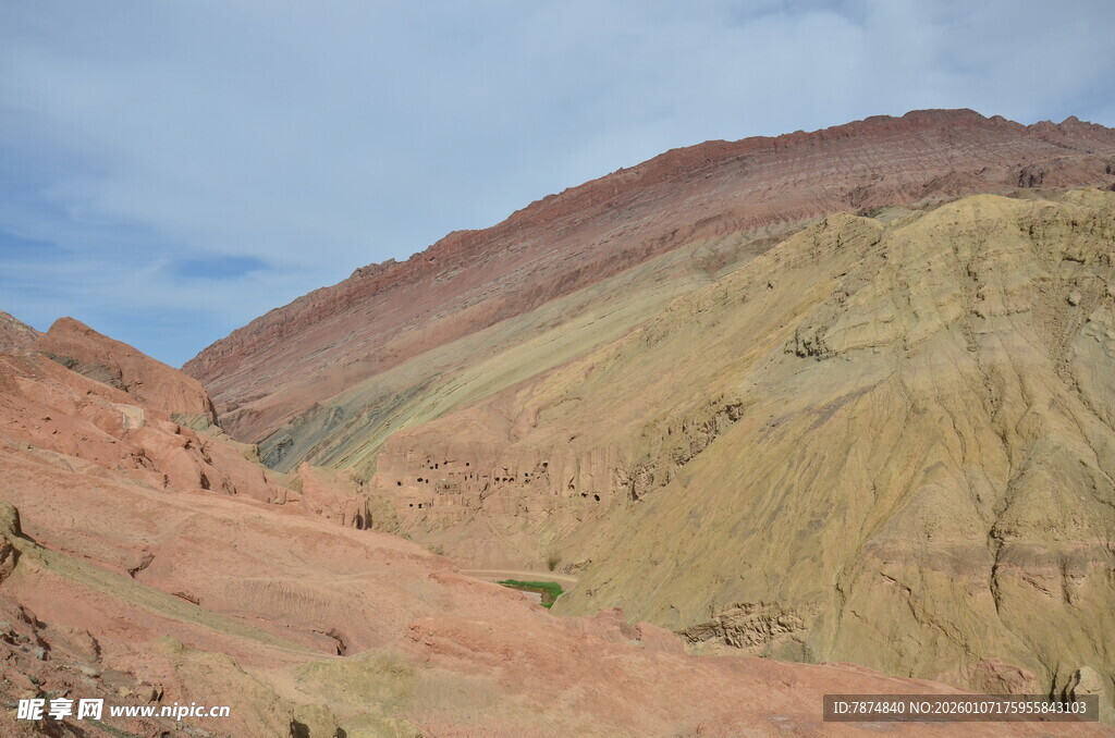 多彩山峦壮丽风光