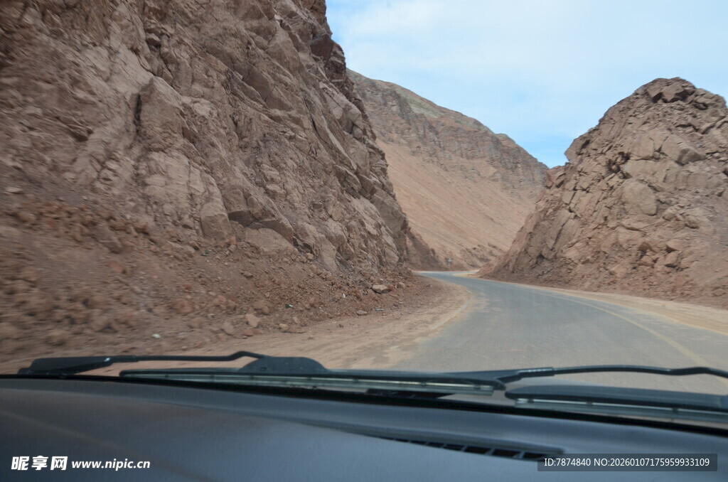 车内视角的峡谷公路景象