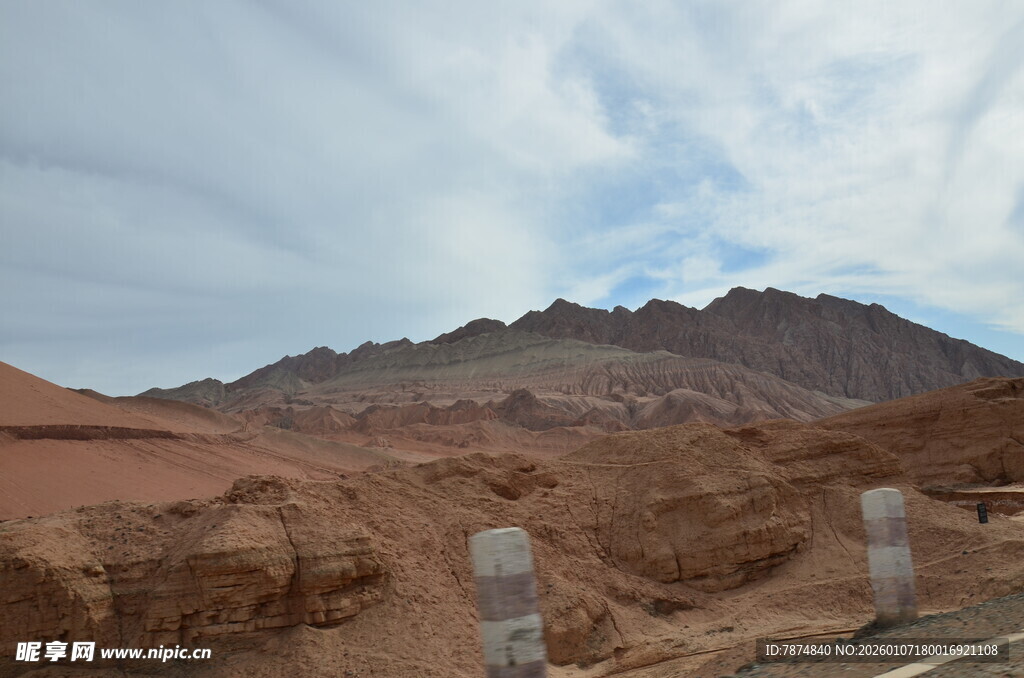 荒漠中的山脉与道路