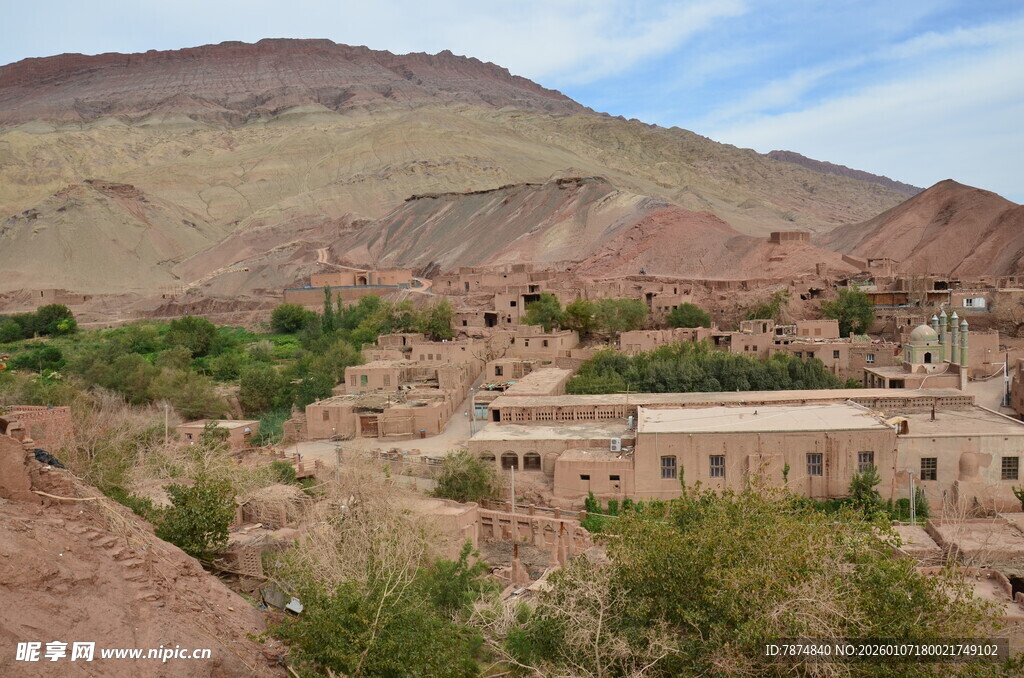 沙漠中的古朴村落景观