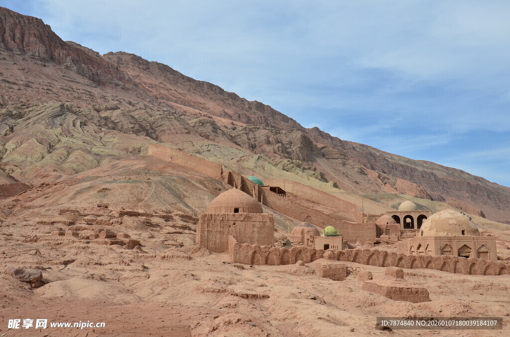沙漠中的古老建筑遗迹