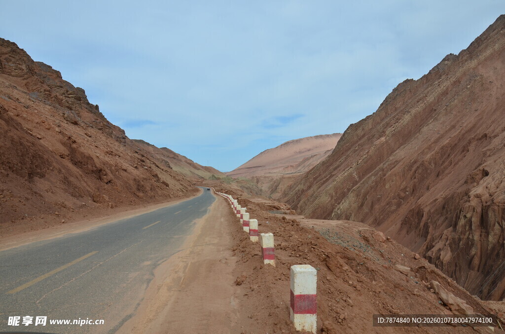 荒漠中的蜿蜒公路