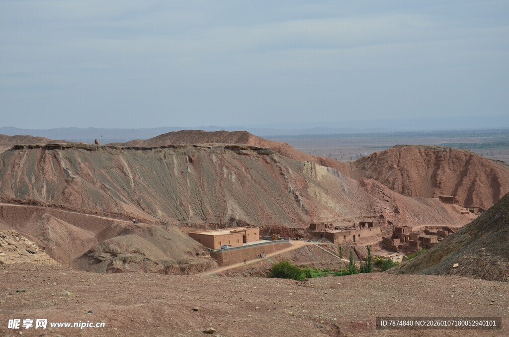 壮丽多彩的沙漠山丘景观