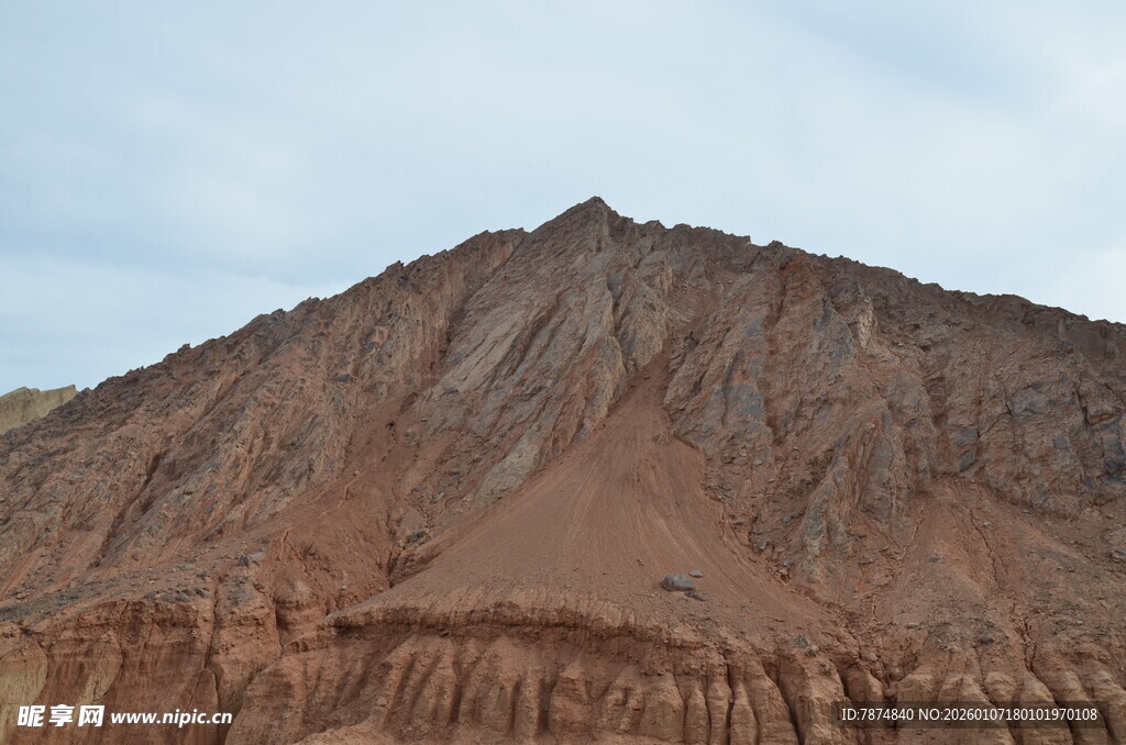 赤红山峦壮丽风光