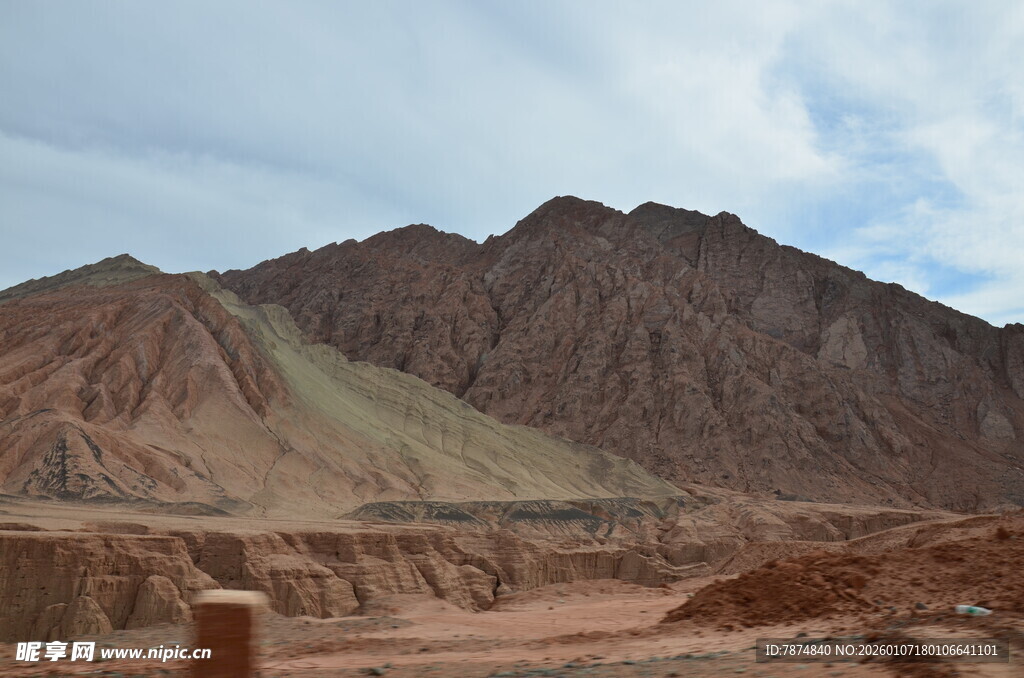 壮丽西北荒漠山脉景观