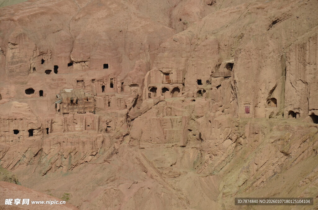 俯瞰黄土山坡上的村落