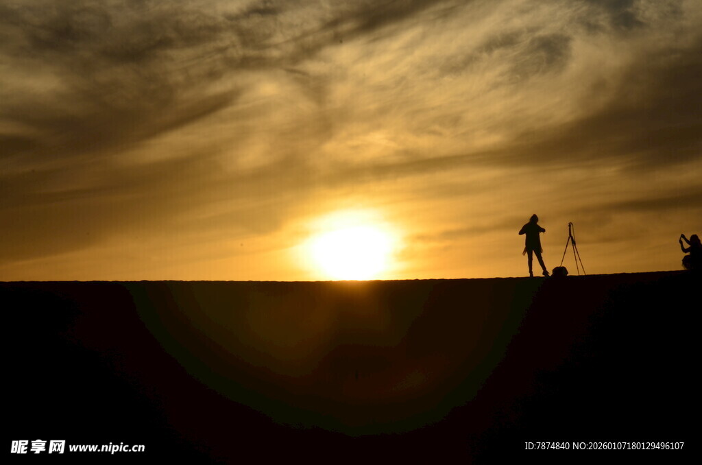 夕阳下的户外垂钓场景